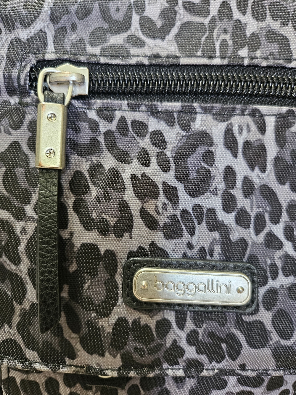 Baggallini Gray Leopard Crossbody Bag - Picture 7 of 16